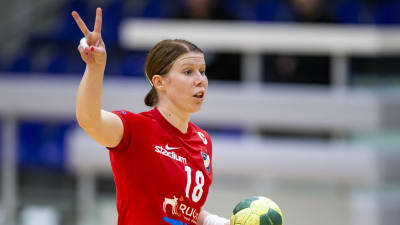 HIFK:s Linda Cainberg styr upp spelet under en seriematch hösten 2018.
