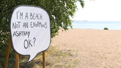 en stor skylt påminner om att stranden inte är en askkopp