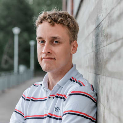 Mikael Hautamäki nojaa betoniseinään.