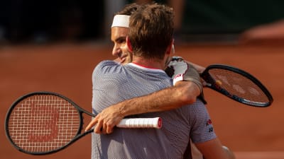 Roger Federer kramar om Stan Wawrinka.