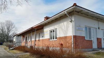 Ungdomsgården i Ingå är en byggnad i rött och vitt.