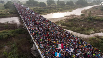 En av karavanerna som är på väg mot USA. Honduranska migranter i Arriaga på väg mot San Pedro Tapanatepec i södra Mexiko 27.10.2019.