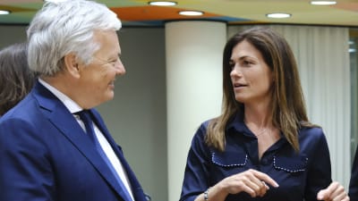 Ungerns europaminister Judit Varga i samtal med Didier Reynders, kommissionär med ansvar för rättsliga frågor