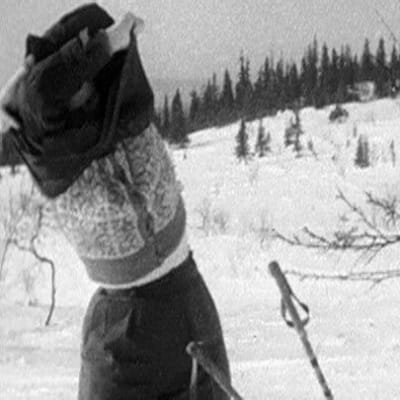 Hiihtäjä riisuu paitaa fimissä Aurinko paistaa Pallaksella (1949)