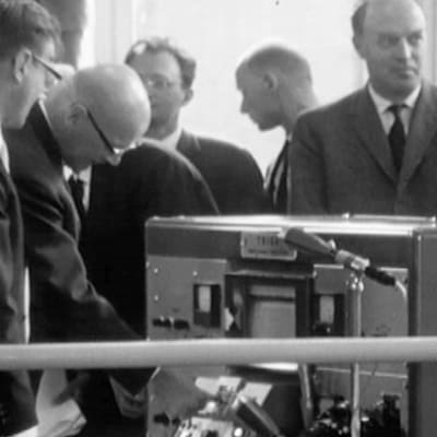 Presidentti Urho Kekkonen käynnistää Teknillisen korkeakoulun tutkimusydinreaktorin 1962.