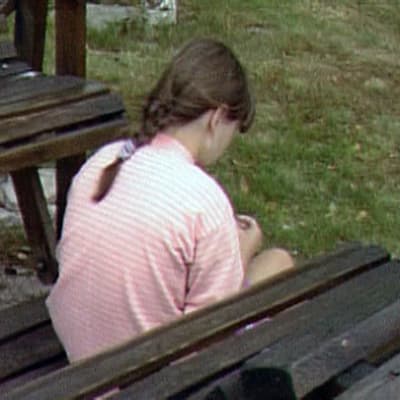 Tyttö istuu selin pihakeinussa ohjelmassa A-raportti (1992)