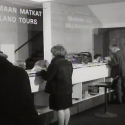 På en turistbyrå, 1966
