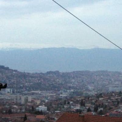 Sarajevo kuvattuna vuorenrinteeltä