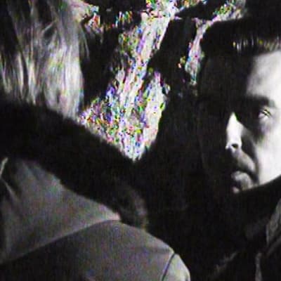 Toimittaja Timo Putkonen haastattelee huumekauppiasta hämärässä luolassa tai tunnelissa vuonna 1968.