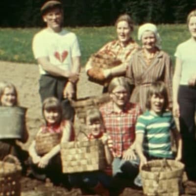 Laulava Kankaan perhe 1975.
