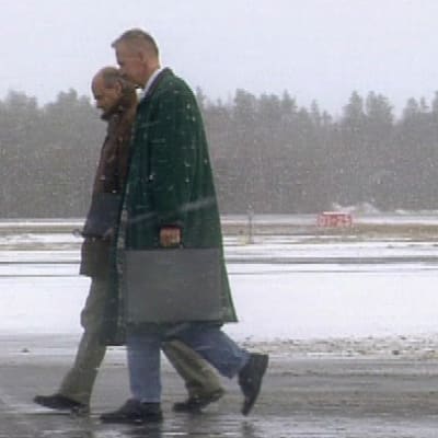 Seppo Juurikko ja Pertti Lindeman lentokentällä.