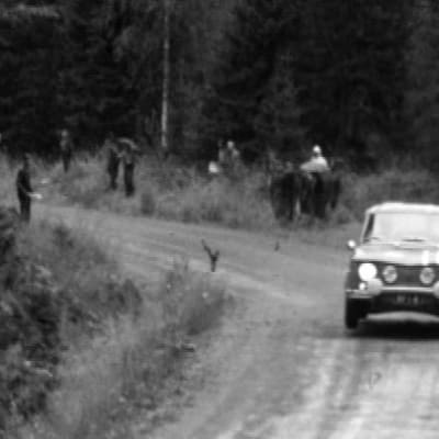 Timo Mäkinen ajaa Jyväskylän Suurajoissa 1965.