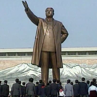 Kim Il-sungia muistetaan patsaan äärellä