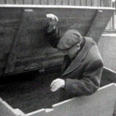 Koditon mies puisessa laatikossa