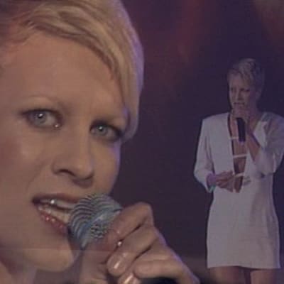 Laura Voutilainen laulaa Suomen euroviisukarsinnassa 2002