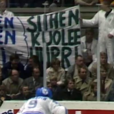 Kannustajia jääkiekkokatsomossa 1993