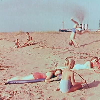 Auringonottajia rannalla vuonna 1961 valmistuneessa matkailufilmissä.