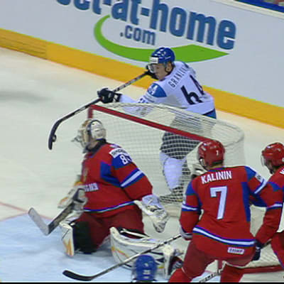 Mikael Granlund tekee ilmaveivi-maalin.