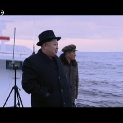 Pohjois-Korean johtaja Kim Jong-un seuraamassa ohjuskoetta. 