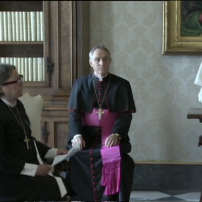 Helsingin piispa Irja Askola kuunteli paavi Franciscuksen kiitospuhetta suomalaiselle delegaatiolle.