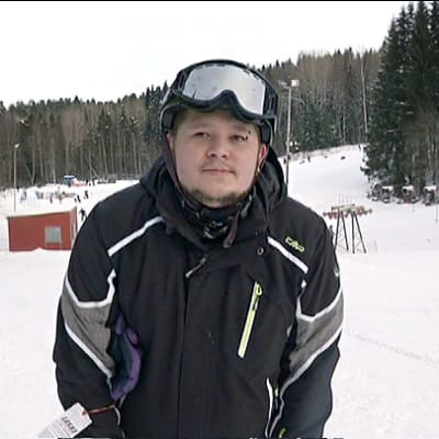Anton Pulkkinen laskettelurinteessä.