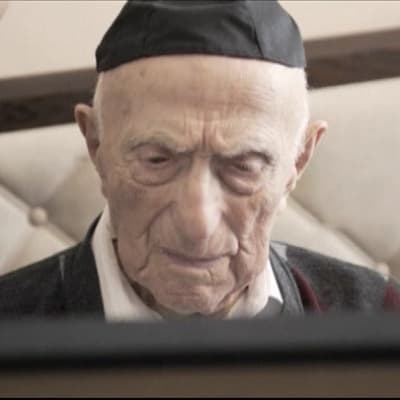 Kuvassa maailman vanhin mies Israel Kristal, joka on 112-vuotias. 