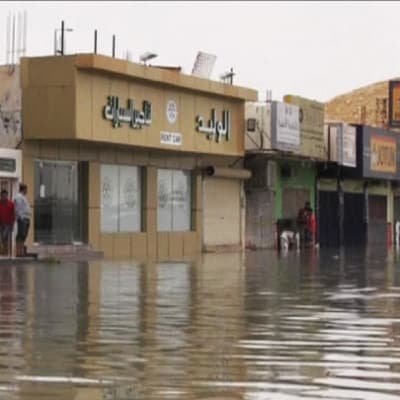 Harvinainen rankkasade sai Saudi-Arabian pääkaupungin Riadin kadut tulvimaan keskiviikkona.