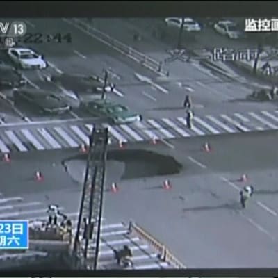 Kuvassa asfaltti romahtaa keskellä risteystä Kiinan Hangzhoussa.