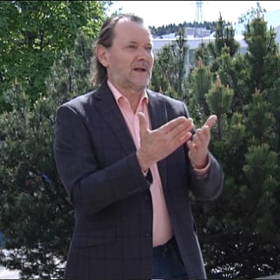Börje Hanhikoski viittomassa.