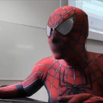 Uutisvideot: Meksikon Hämähäkkimies menoo metrolla yliopistolle ja opettaa tiedettä