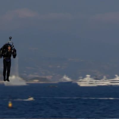 Australialainen David Mayman lentämässä rakettirepulla Monacossa. 