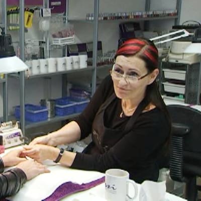 Yrittäjä Ulla Leppäkoski-Juvonen tekee kynsihoitoa Helsingin Yrittäjien kehittämispäällikölle Kaisa Välivehmaalle (vasemmalla).