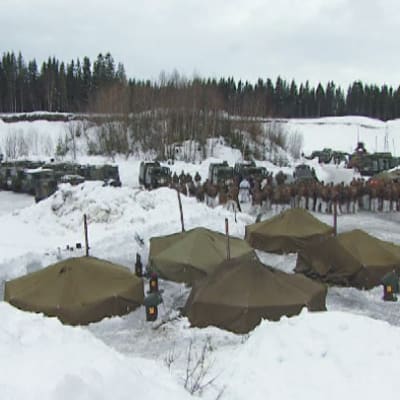 sotilaita ja telttoja talvella