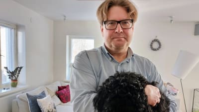 Språkforskaren Mikko Laitinen poserar med hund