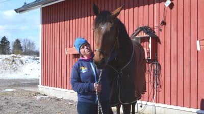 Bild på trav hästen Qashqai och tränaren MInna Malmström.