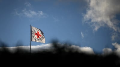 Internationella Rödakorskommitténs flagga vajar över organisationens högkvarter i Genève. 