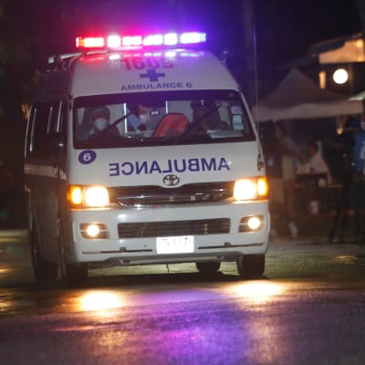 En ambulans anländer till sjukhuset i Chiang Rai. 