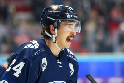 Hannes Björninen visar upp sin mustasch.
