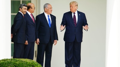 USA:s president (till höger) står och pratar med Israels premiärminister Benjamin Netanyahu, Bahrains utrikesminister Abdulatif al-Zayani och Förenade Arabemiratens utrikesminister.