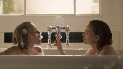 Kate (Lily-Rose Depp) och Laura (Natalie Portman) sitter i ett badkar och röker.
