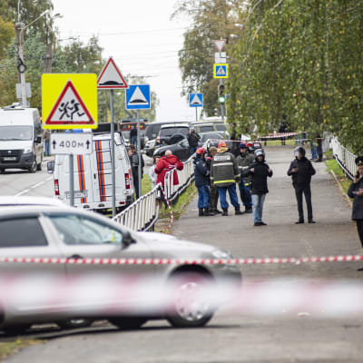 Stort pådrag utanför en ryska skola där en skolskjutning ägt rum.