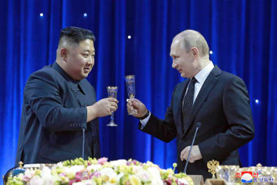 Nordkoreas ledare Kim Jong-Un och rysslands president Vladimir Putin höjer sina glas under ett möte 2019