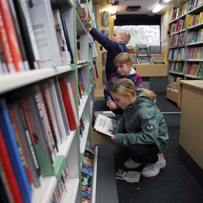 Nelosluokkalaisia Savonlinnan kirjastoautossa