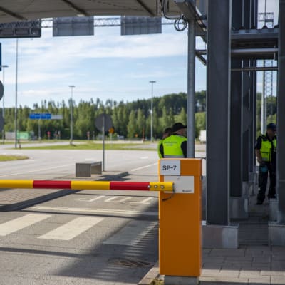 Rajavartiolaitoksen työntekijöitä Nuijamaan raja-asenmalla.