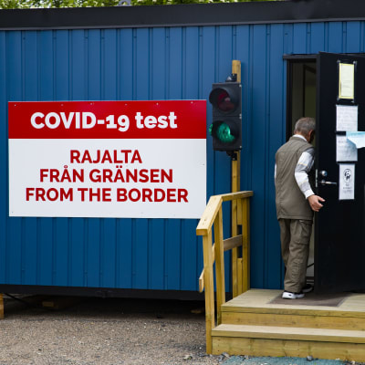 En person går in i till coronatestning vid gränsen.