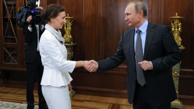 Anna Kuznetsova skakar hand med president Vladimir Putin.
