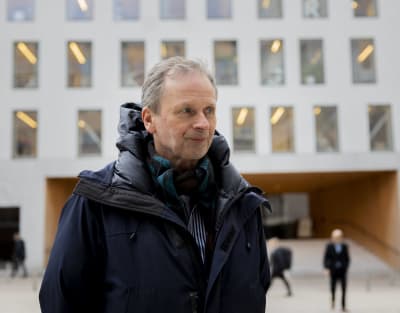 Oikeustieteen tohtori ja Helsingin yliopiston rikosoikeuden professori Kimmo Nuotio Helsingin yliopiston päärakennuksen Porthanin edessä.
