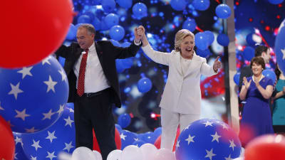 Hillary Clinton och demokraternas vicepresidentkandidat Tim Kaine efter Clintons tal