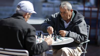 Två män spelar schack på Harvards Square i Cambridge, Massachusetts.