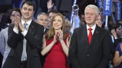 Paret Clintons svärson Marc Mezvinsky, deras dotter Chelsea Clinton och Bill Clinton lyssnar på Hillary Clintons tal vid partikonventet i Philadelphia